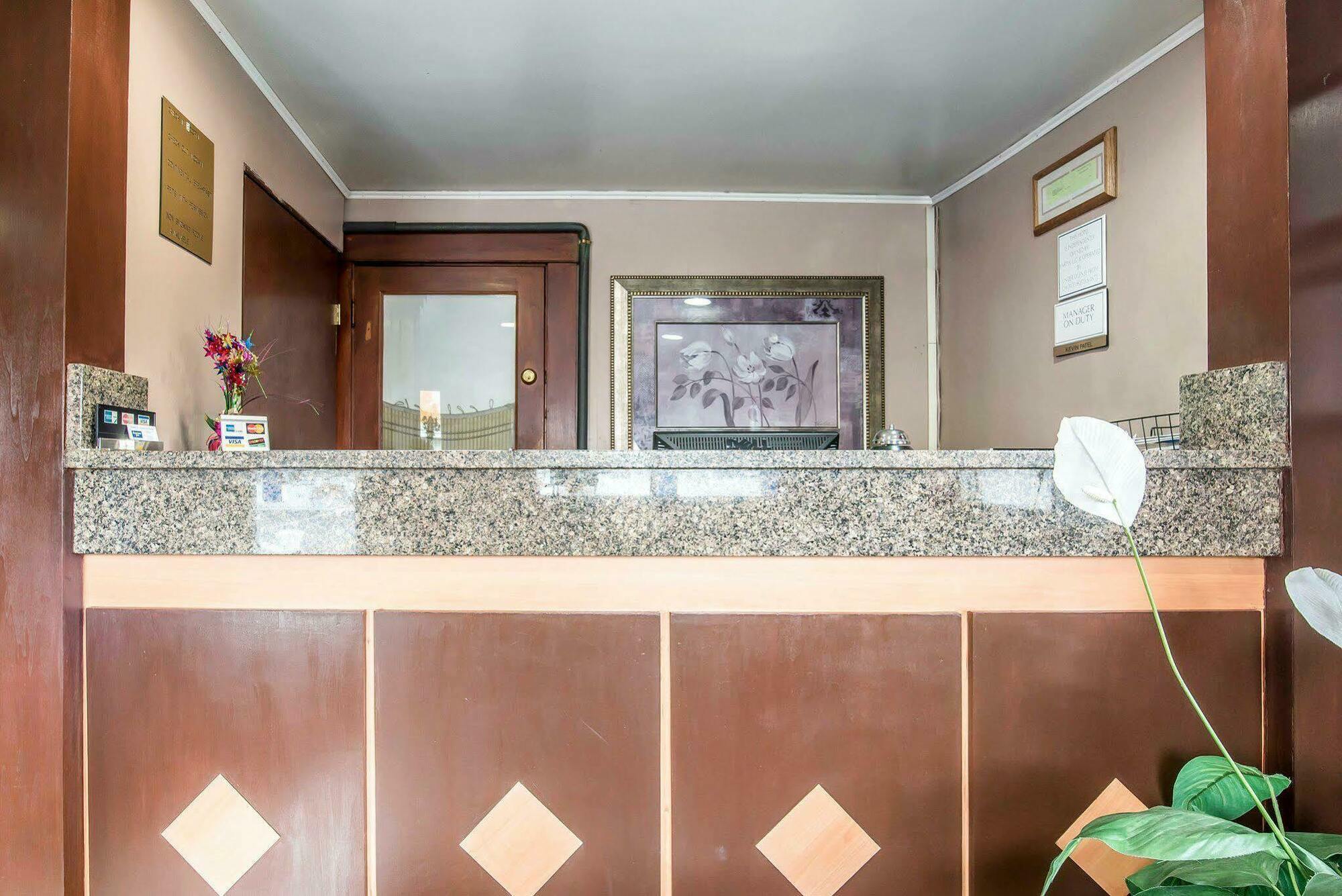 Royal Inn Claremont Extérieur photo